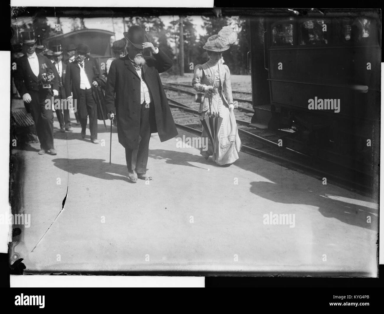 Das Foto zeigt den französischen Präsidenten Raymond Poincaré, der den Woksenkollen-Hügel in Norwegen besucht und die diplomatischen Beziehungen und den kulturellen Austausch zwischen Frankreich und Norwegen im frühen 20. Jahrhundert widerspiegelt. Stockfoto