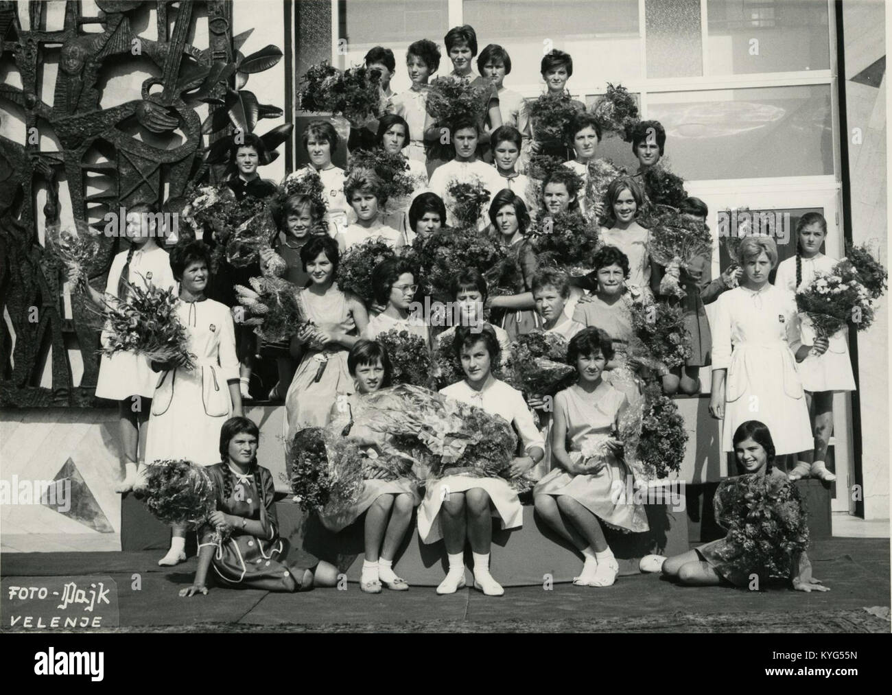 Im Oktober 1962 besuchte Leonid Breschnew, Vorsitzender des Obersten Sowjets, Velenje, Jugoslawien, wo er mit Blumen begrüßt wurde, um die diplomatischen Beziehungen der Sowjetunion während des Kalten Krieges zu veranschaulichen. Stockfoto