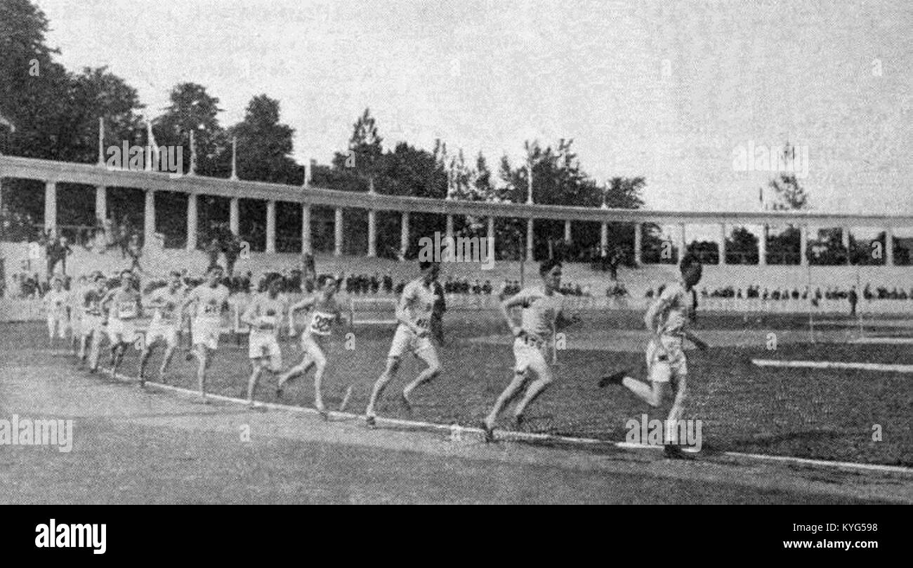 Dieses Bild bezieht sich auf die Olympischen Sommerspiele 1920 und zeigt den französischen Athleten Guillemot, der beim 5000-Meter-Rennen gegen den finnischen Läufer Nurmi antrat, einem bedeutenden Olympischen Ereignis. Stockfoto