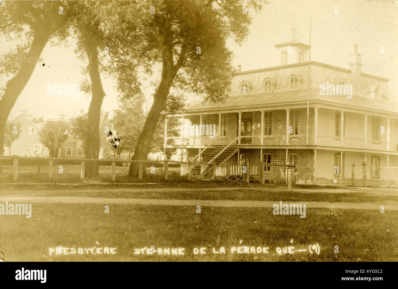 Eine historische Fotografie des Presbyteriums der Gemeinde Sainte-Anne-de-la-Pérade in Quebec, Kanada, zeigt die Pfarrresidenz und den architektonischen Stil dieser Zeit. Stockfoto