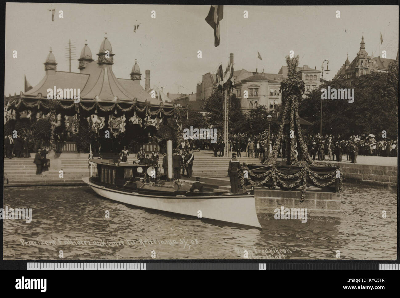 Ein Foto, das die Ankunft des französischen Präsidenten Clément Armand Fallières in Kristiania (heute Oslo) am 31. Juli 1908 feststellt und ein wichtiges historisches Ereignis in den norwegischen Beziehungen darstellt. Stockfoto