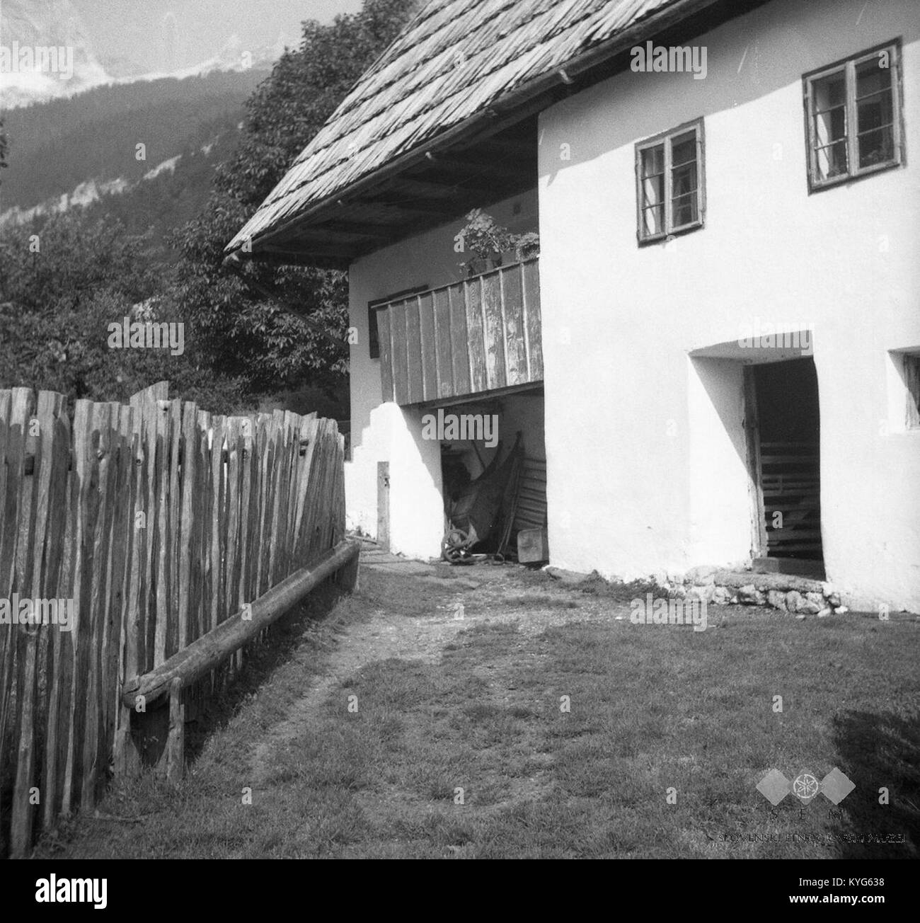 Diese Fotografie aus dem Jahr 1952 zeigt Andrej Kverh in Pri Škafarju in Trenta, Slowenien, in der Nähe eines Schafzaun („Salar“), der die Pastoralpraktiken und das ländliche Leben Mitte des 20. Jahrhunderts veranschaulicht. Stockfoto