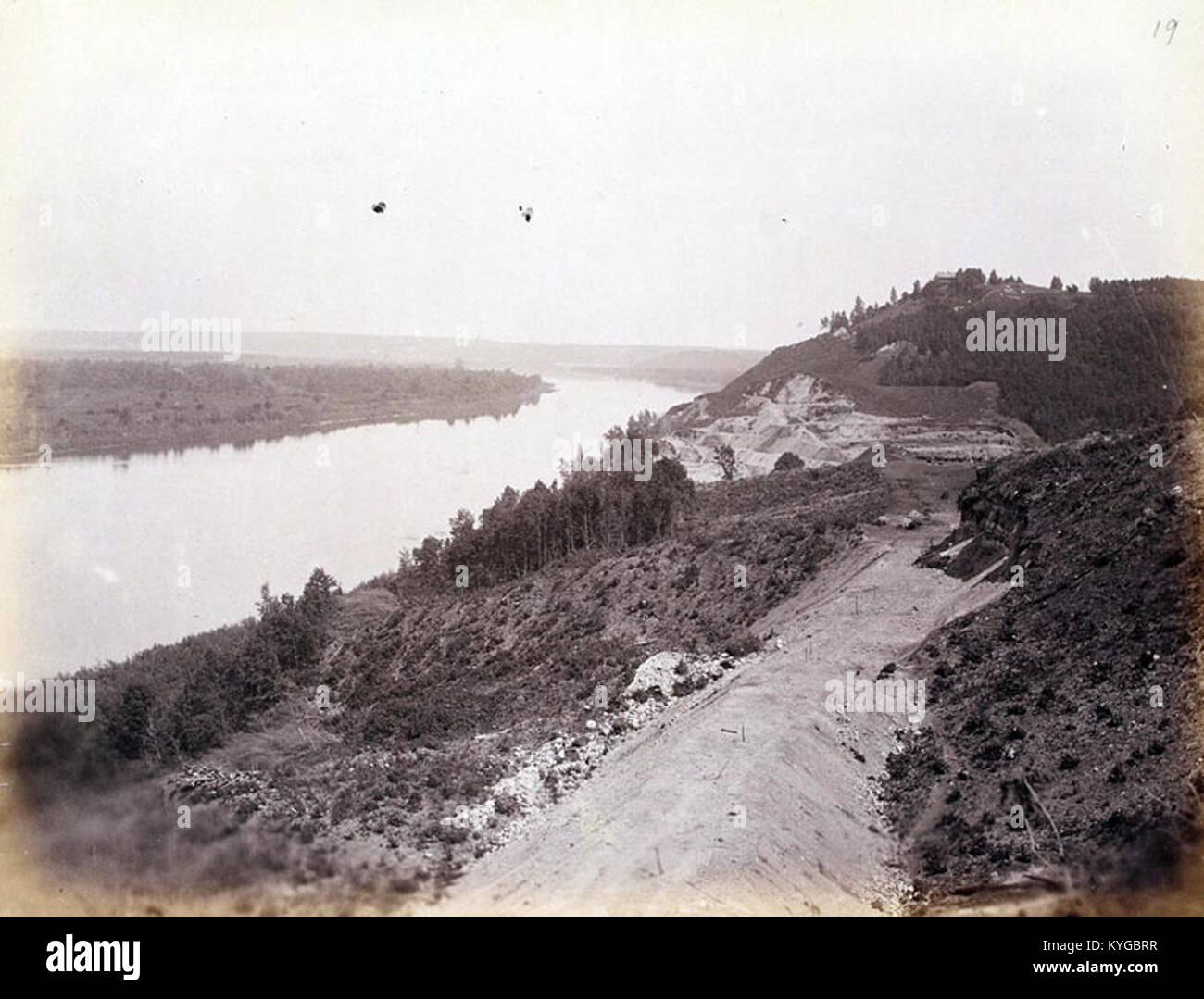 Dieses Foto aus dem Jahr 1886 zeigt den Bau einer Eisenbahnstrecke entlang des Belaya-Flusses in Russland, wobei die Verkehrsinfrastruktur und die Ingenieurspraktiken des späten 19. Jahrhunderts hervorgehoben werden. Stockfoto