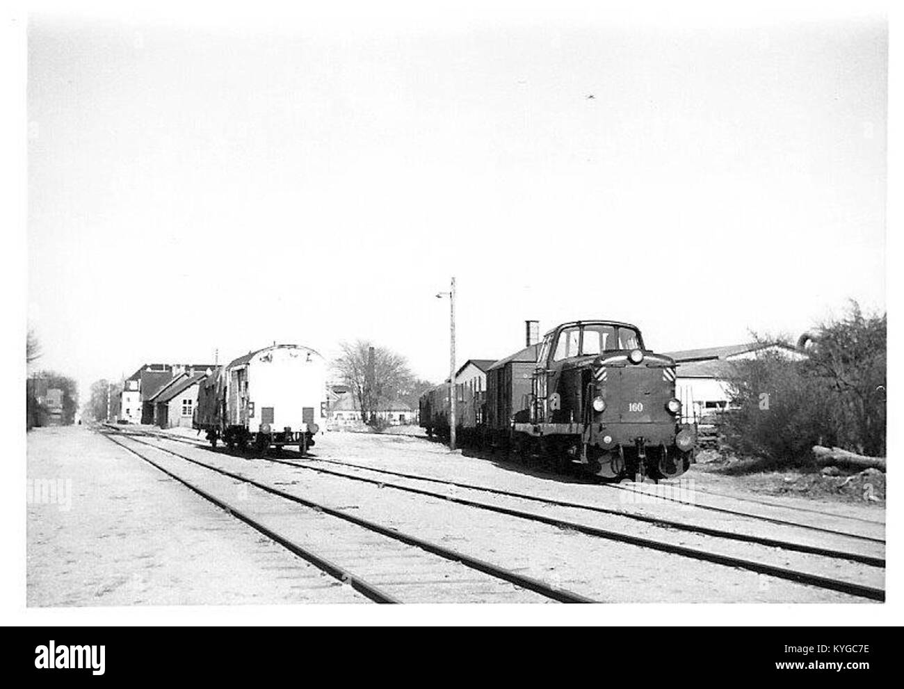Das Foto zeigt einen Rangierbetrieb im dänischen Glamsbjerg im Jahr 1967 mit Lokomotiven, Triebwagen, und industrielle Eisenbahntätigkeit. Stockfoto