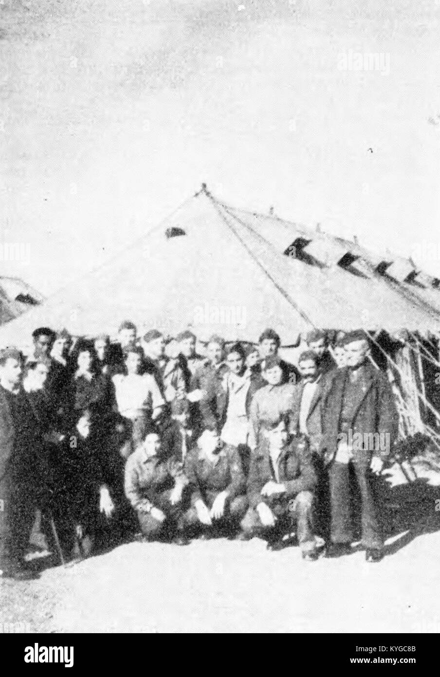 Soldaten der Jugoslawischen Nationalen Befreiungsarmee (NOVJ) werden während des Zweiten Weltkriegs in einem Krankenhaus in Grumo, Italien, gezeigt, wo sie medizinisch versorgt und behandelt werden. Stockfoto