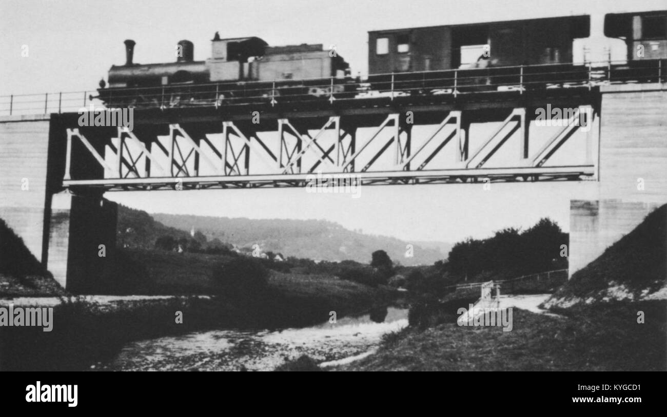 Die Remsbrücke bei Schwäbisch Gmünd wird mit einer Lokomotive der Klasse F1 gezeigt, die die Brücke überquert, was die Eisenbahninfrastruktur und den Zugbetrieb des frühen 20. Jahrhunderts hervorhebt. Stockfoto