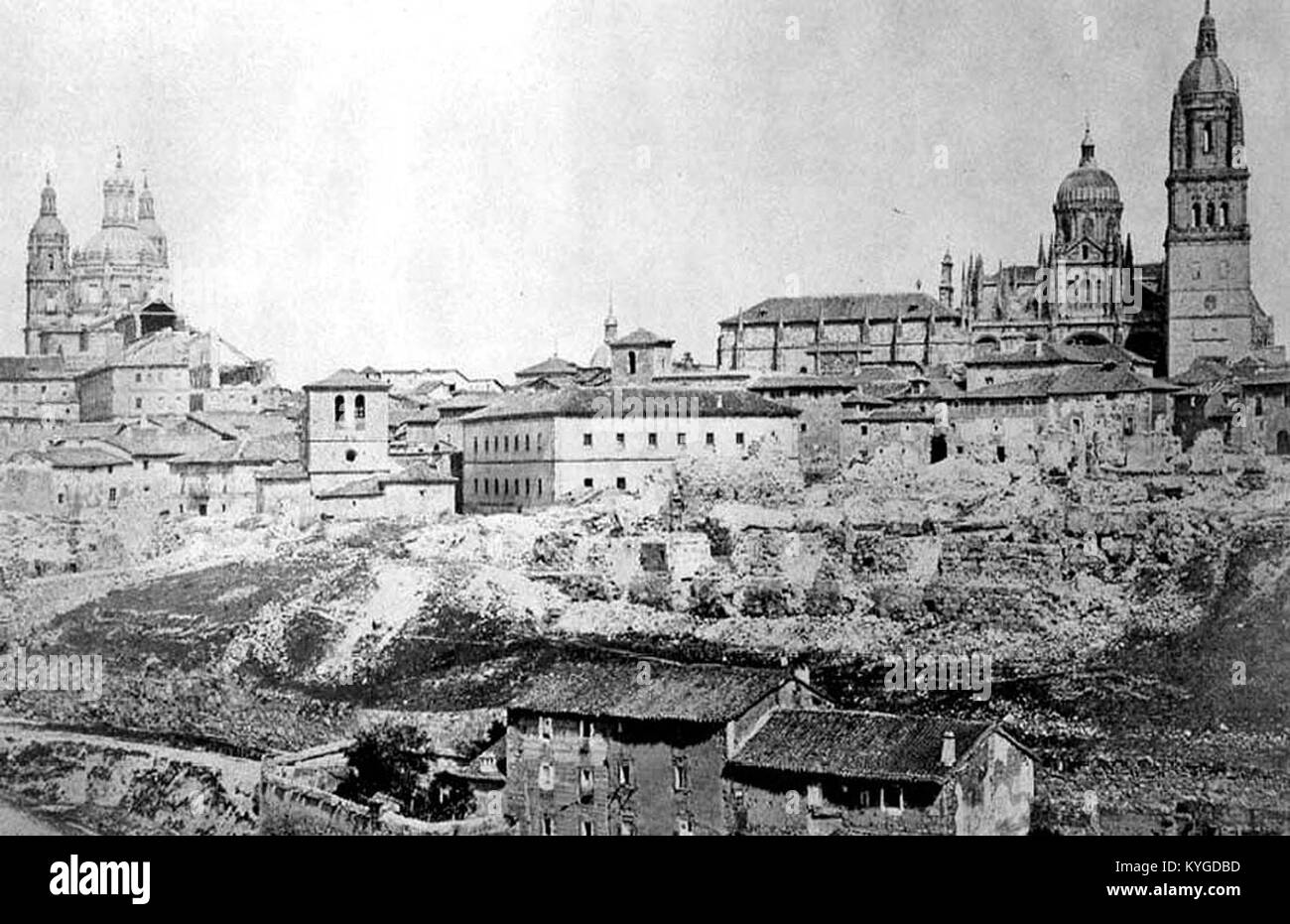 Restos botánico. La Clerecía y la Catedral desde el Cerro de San Vicente. 1858 Clifford Stockfoto