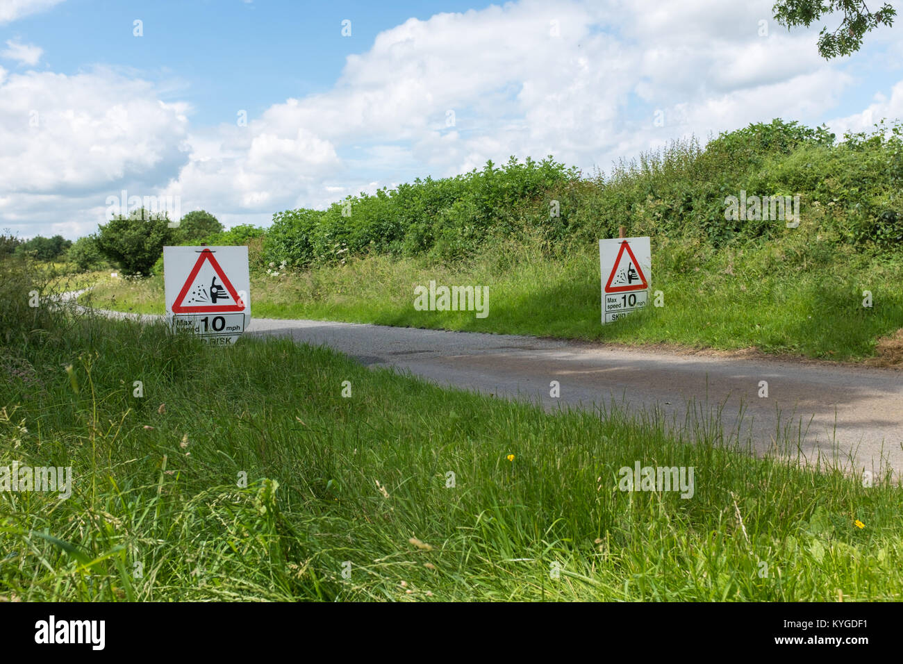 British country lane, die sich erneuernde Arbeit, Straßenbau Zeichen Stockfoto