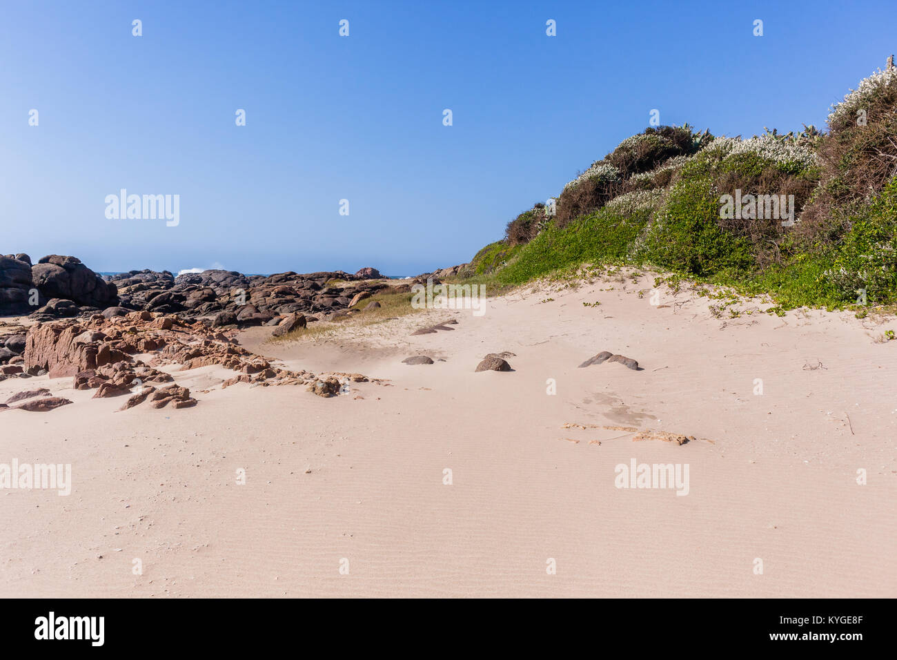 Strand Sand felsigen Küste Landschaft Meer Vegetation. Stockfoto