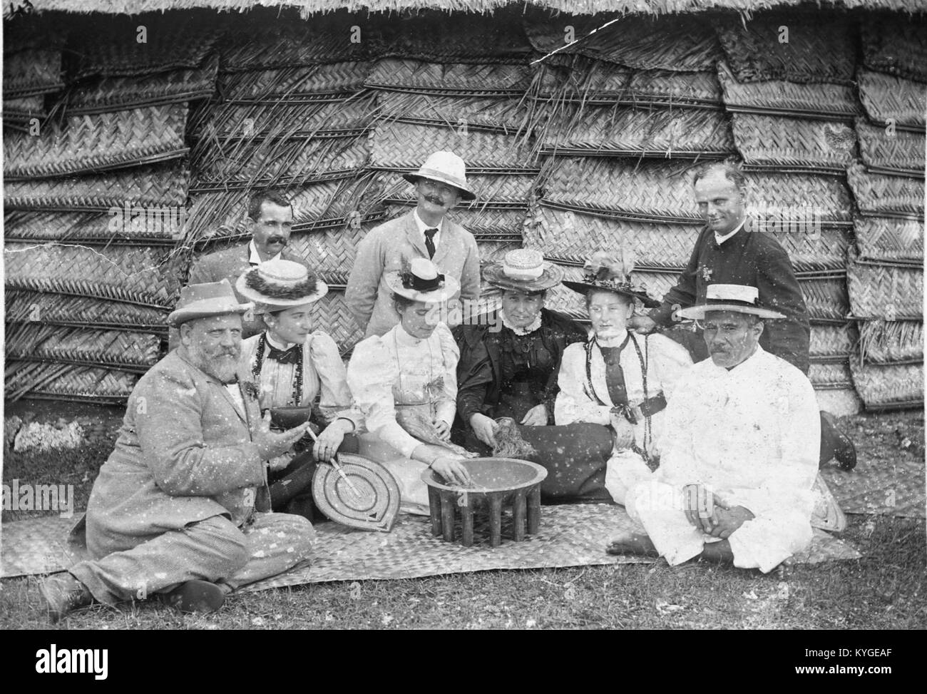 Richard John seddon und Partei in Samoa auf einer Matte mit einem kava Schüssel, 1897 Stockfoto