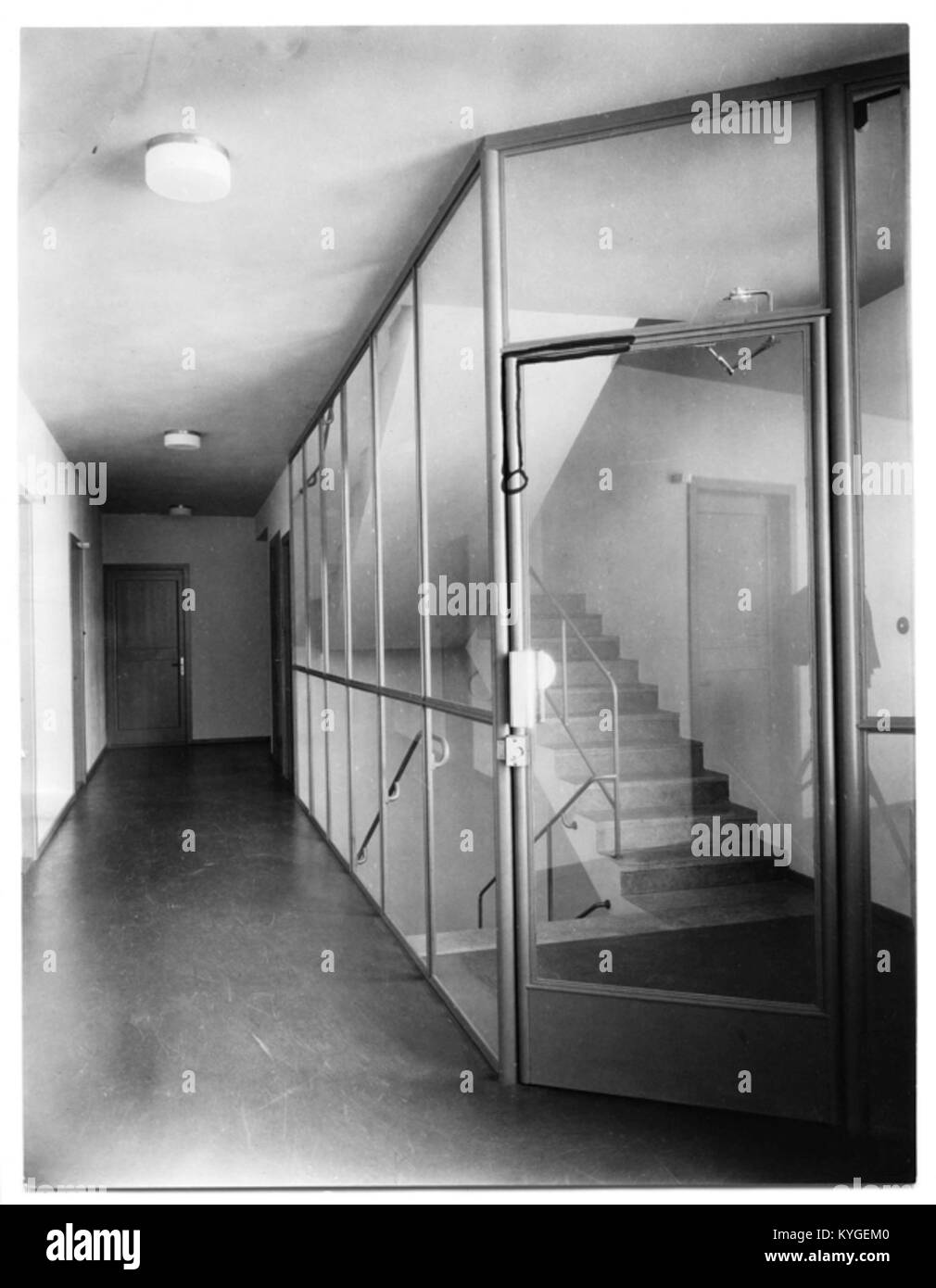 Eine Glasscheibe im Riksförsäkringsverket-Gebäude in Schweden mit architektonischem Design, Transparenz und dekorativen Elementen. Stockfoto