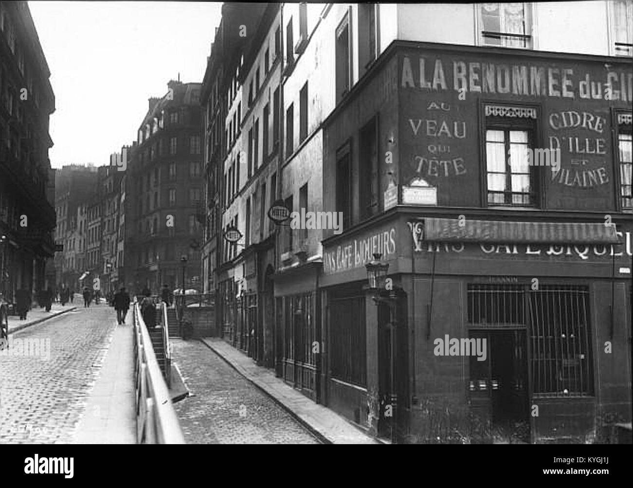 Dieses Foto aus dem Jahr 1913 zeigt die Rue de la Montagne-Sainte-Geneviève in Paris und hebt die städtische Architektur, das Straßenbild und das Stadtleben des frühen 20. Jahrhunderts hervor. Stockfoto