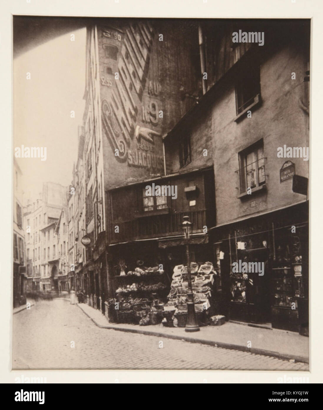 Eugène Atget' Foto „Rue Galande, Paris“ aus dem Jahr 1900 fängt die architektonische und soziale Atmosphäre einer Pariser Straße ein, die das urbane Leben des frühen 20. Jahrhunderts widerspiegelt. Stockfoto