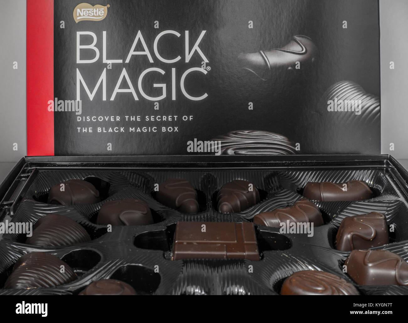 Nestlé die Schwarze Magie open box von dunkler Schokolade. Detailansicht der verschieden geformte Schokolade Auswahl zusammen mit der glänzenden Deckel. Britische gemacht. Stockfoto