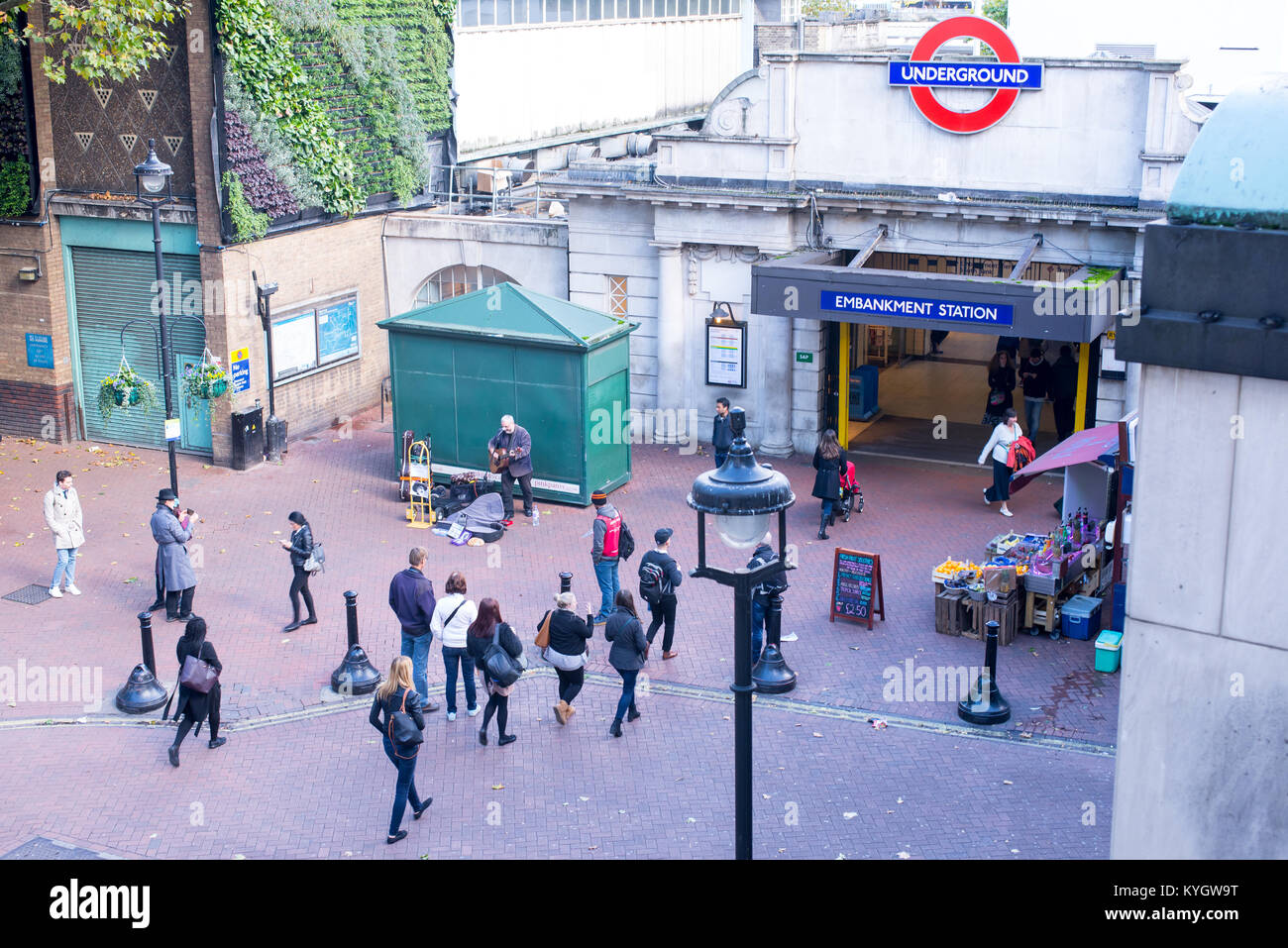 London, UK - Oktober 2017: Touristen und Pendler zu Fuß vor dem Bahndamm der U-Bahn Station in London, UK. Stockfoto