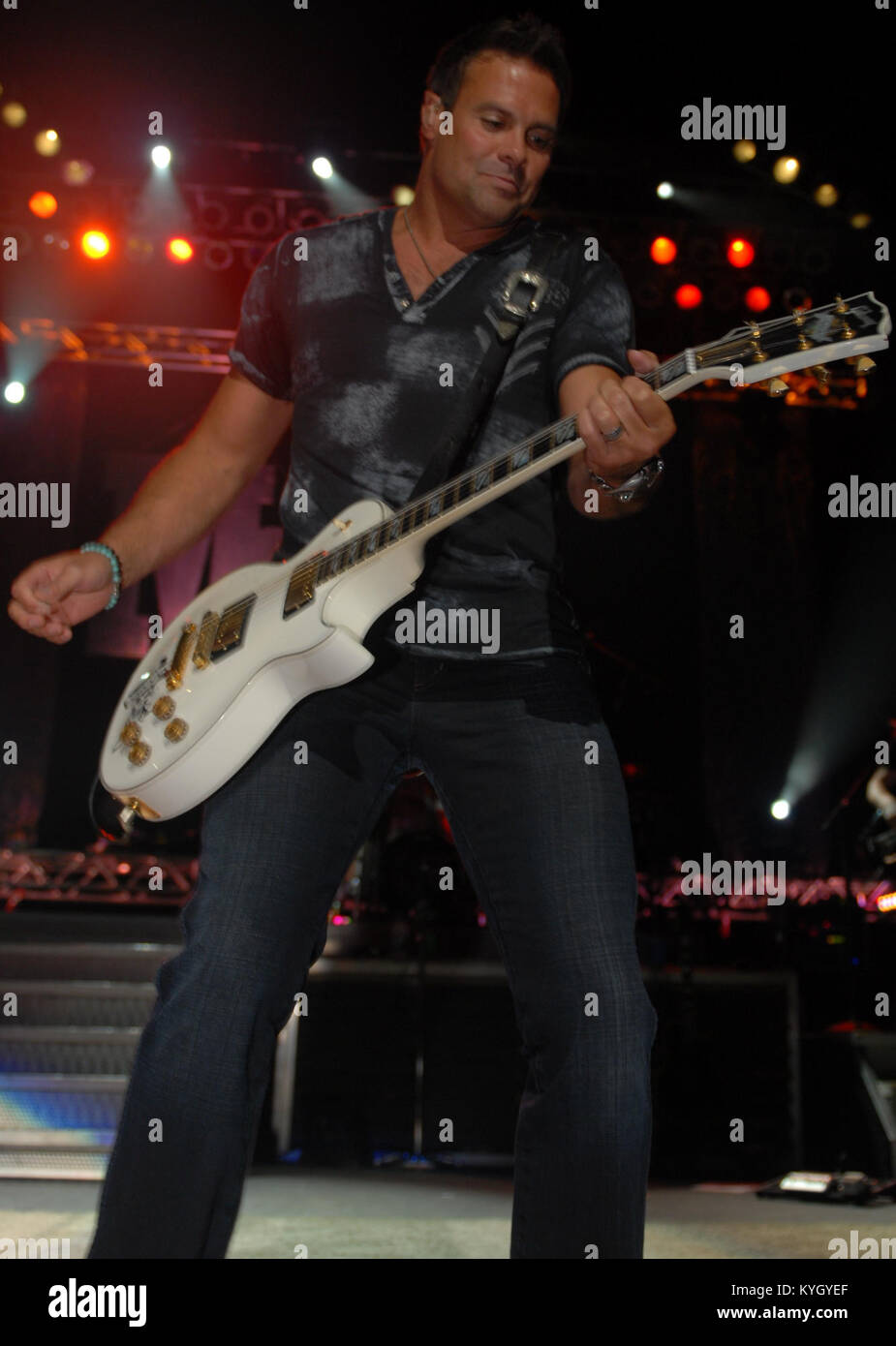 Troy Gentry der Country Musik duo Montgomery Gentry führt für die Konzertbesucher zum Ersten Amerikanischen USO Homefront Konzert in der KFC Yum! Zentrum in Louisville, Ky. Juli 26. Das Konzert wurde zu Ehren der militärischen Amerikas servicemembers gehalten auf der ganzen Welt und war Sendung rund um die Welt eingesetzt. (Foto von SPC. David Bolton, Kentucky National Guard Public Affairs Office) Stockfoto