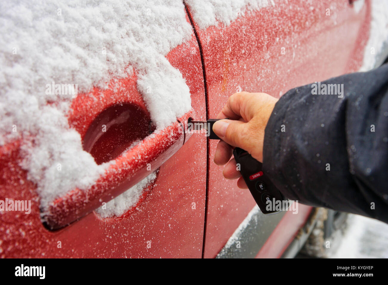 Montreal, Kanada, 20, Dezember, 2017. Hand entriegeln eine Autotür auf einem Verschneiten Auto. Kredit; Mario Beauregard/Alamy leben Nachrichten Stockfoto