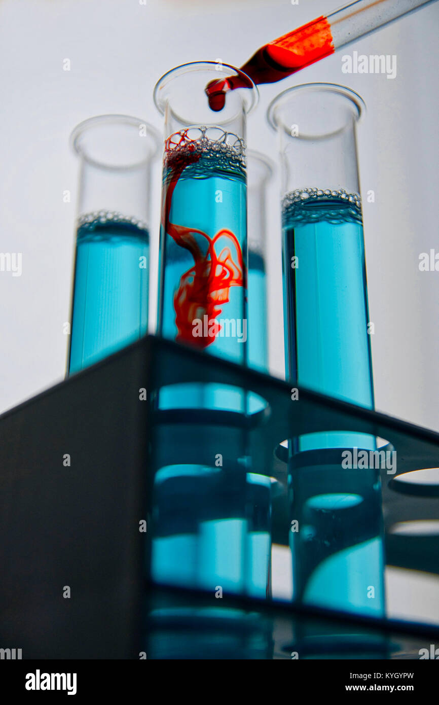 Montreal, Kanada, 15. Juni 2009. Rack von Röhrchen mit Pipette. Credit: Mario Beauregard/Alamy leben Nachrichten Stockfoto