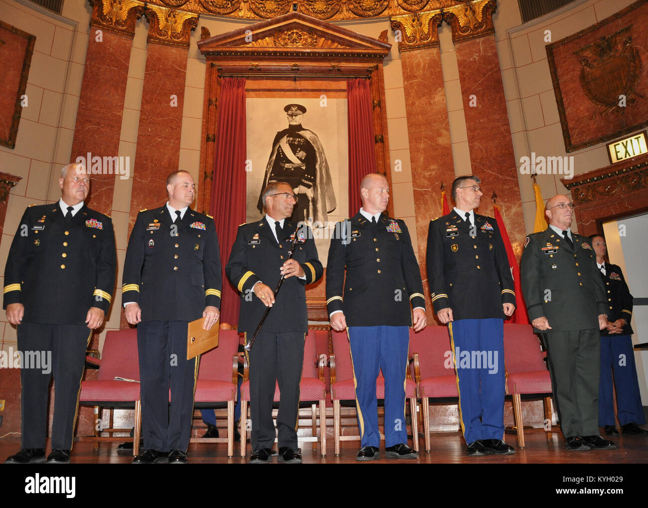 Verehrte Besucher Generalmajor R. Martin Umbarger, Generalmajor Timothy J. Kadavy, Generalmajor Gregory J. Vadnais, Oberst Paul Grube, Oberst Stanley Smith und Befehl Chief Warrant Officer Frank T. Vaughn bereitet sich für die Absolventinnen und Absolventen über die Bühne, während eine Reserve Komponente Warrant Officer Candidate School Abschlussfeier in der Indiana War Memorial, Indianapolis, Ind., 30. Juli zu gehen. (Foto: Staff Sgt. Michael J. Oliver, Kentucky Guard Public Affairs Office) Stockfoto