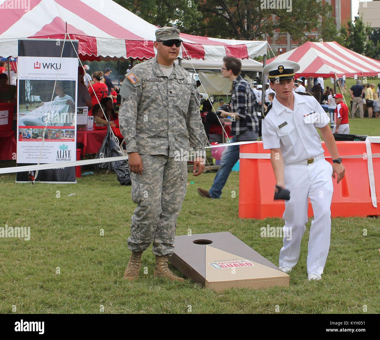 Kentucky Scots Guards SPC. Russell Gonzales, 1.BATAILLON, 623Rd Field Artillery verbindet einen Bruder in Uniform für einige freundliche Bean Bag Aktion an der militärischen Anerkennung Tag an der Western Kentucky University in Bowling Green, Ky., Sept. 10 (Foto von 1 Lt Oscar Ortiz, Kentucky National Guard Gelbe Band Programm) Stockfoto