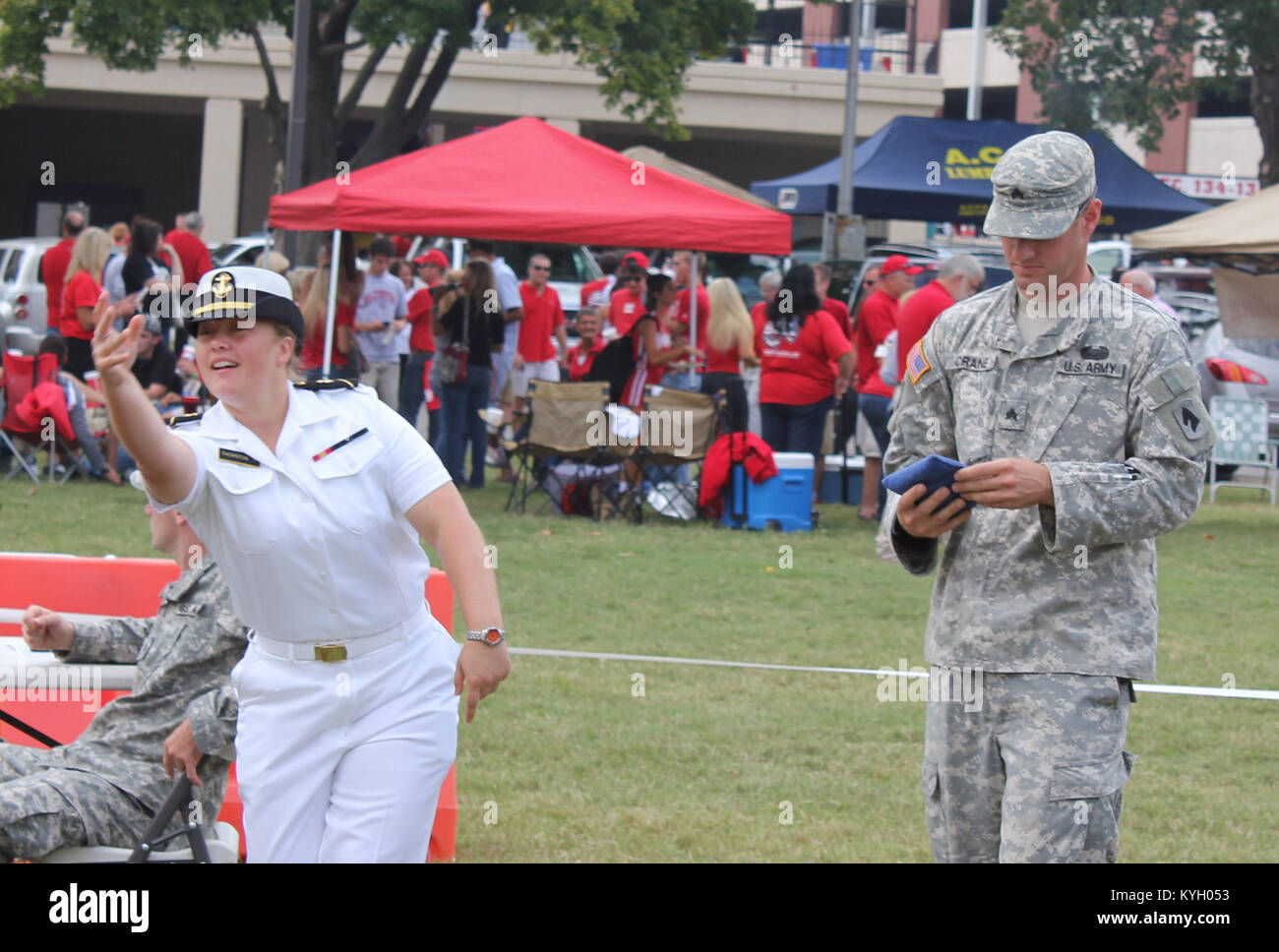Kentucky nationalen Scots Guards, Sgt. Brian Kran, 623Rd Field Artillery Battalion, spielt ein Spiel von Bean Bag mit einer Marine Sailor im WKU versus Marine militärischen Anerkennung Tag Fußball Spiel in Bowling Green, Ky., Sept. 10 (Foto von 1 Lt Oscar Ortiz, Kentucky National Guard Gelbe Band Programm) Stockfoto
