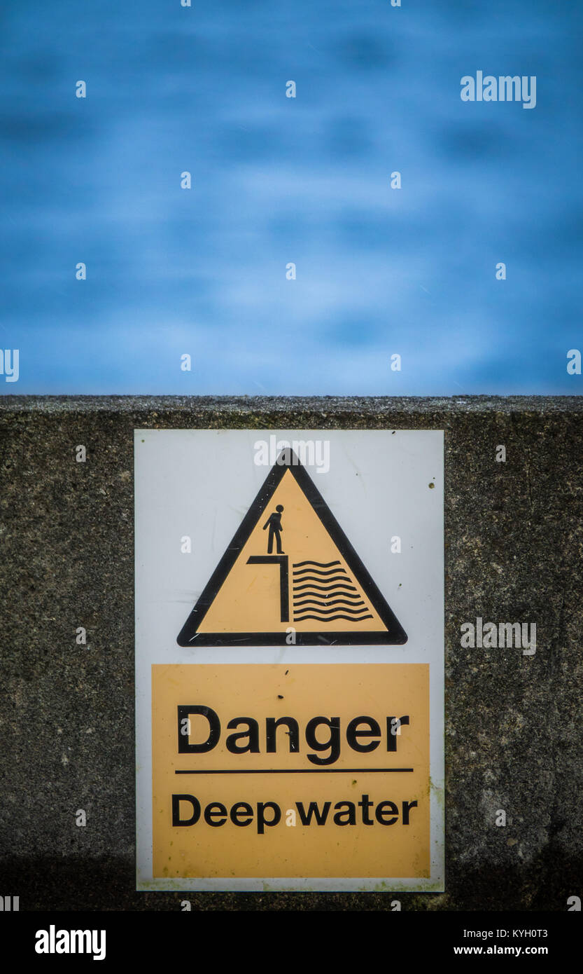 Die Gefahr tiefe Wasser Zeichen neben einem See Loch oder Behälter Stockfoto