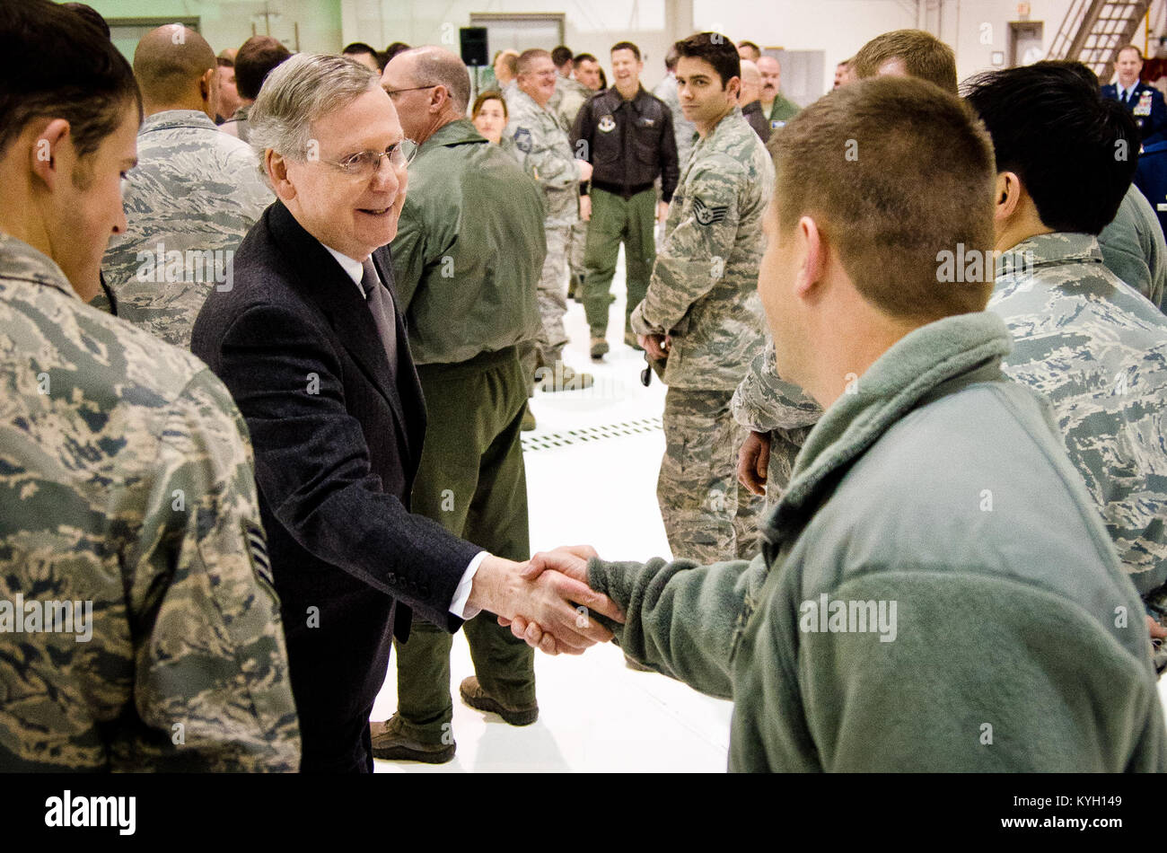 Sen. Mitch McConnell begrüßt die Mitglieder des 123. Airlift Wing folgenden ein Town Hall Meeting am Kentucky Air National Guard Base in Louisville, Ky., Jan. 4, 2012. (U.S. Air Force Foto von Maj. Dale Greer) Stockfoto