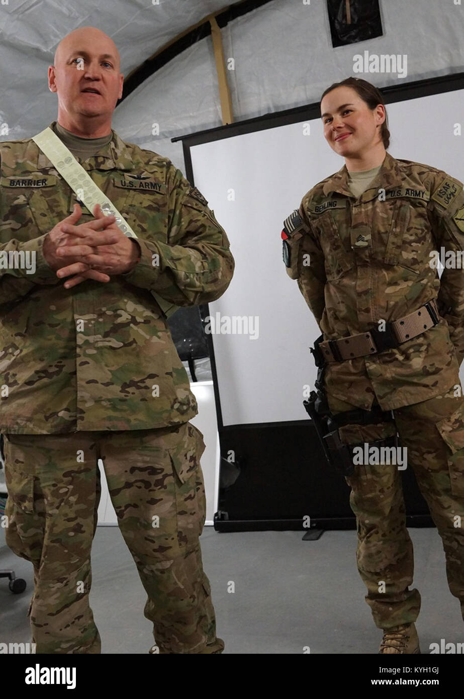 Kentucky Agribusiness Development Team 4 Kommandeur, Oberst Tommy Barriere (links) von Versailles, Ky. Adressen das Team während der Werbeaktion Zeremonie für Sgt. Amanda Behling am 19. Februar 2012. ADT4 hat gearbeitet, um zu helfen, die lokalen Landwirte im Süden Afghanistans, die auf verbesserte Landwirtschaft und Geschäft Techniken seit ihrer Ankunft im Februar 2012 zu erziehen. (U.S. Armee Foto: Staff Sgt. Paul Evans) Stockfoto