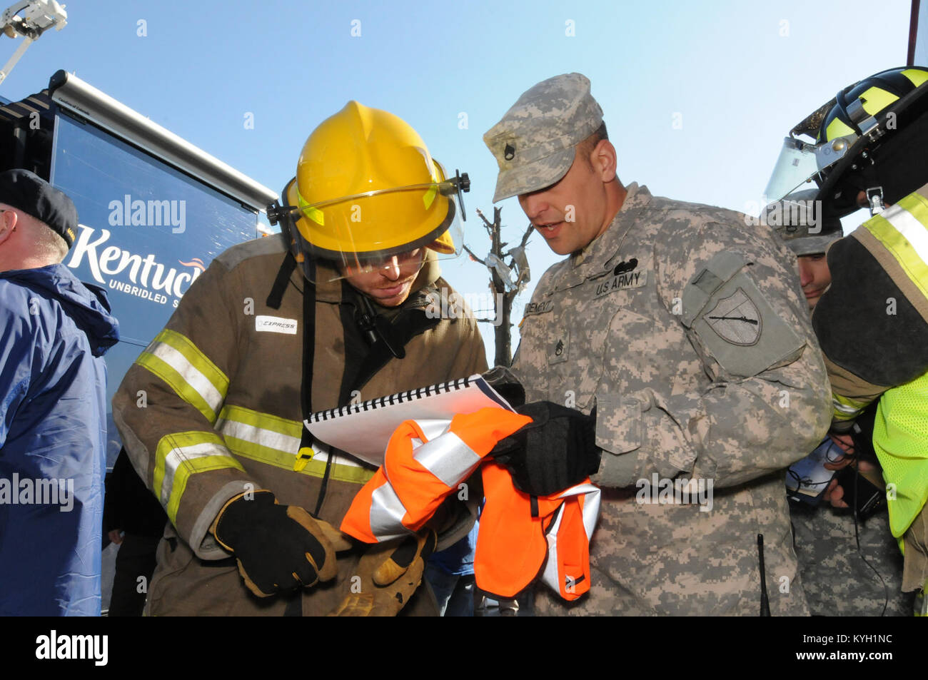 Staff Sgt. Michael Dement, 301 Unternehmen der Chemischen Industrie, unterstützt ein Feuerwehrmann mit Bewertung der Schäden in West Liberty, Ky. (U.S. Air Force Foto von Tech. Sgt. Jason Ketterer) Stockfoto