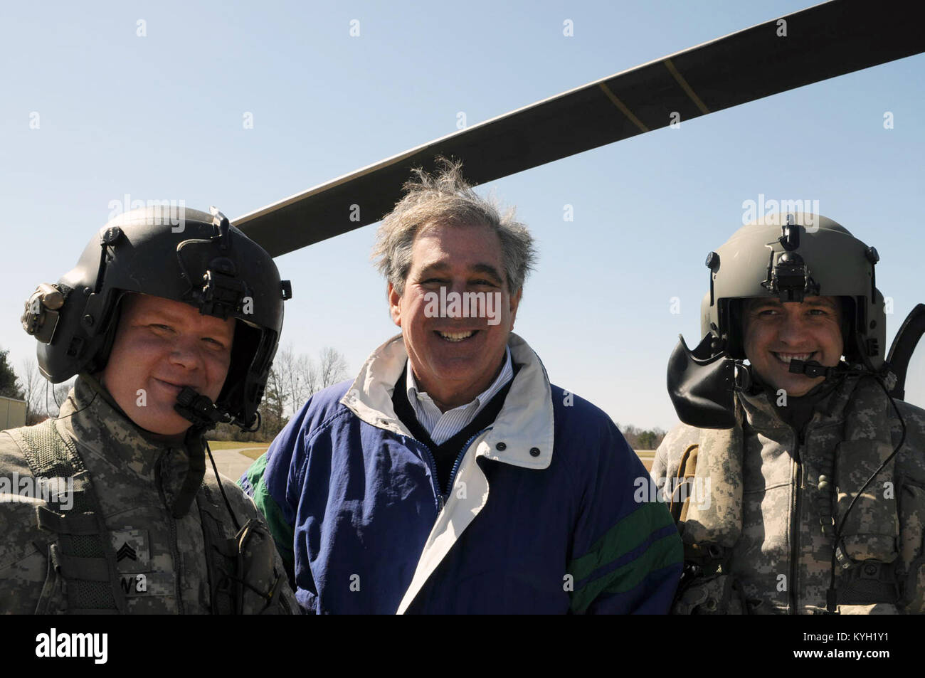 Die Kentucky Leutnant. Jerry Abramson nimmt sich Zeit für ein Foto mit dem Kentucky oppourtunity Scots Guards, Sgt. Jeremy Lowe und Sgt. 1. Klasse Michael Ball mit den Det1 2 Bataillon 238th MEDEVAC März 3. (Foto von SPC. Brandy Mort, 133 Mobile Public Affairs Loslösung, Kentucky National Guard) Stockfoto