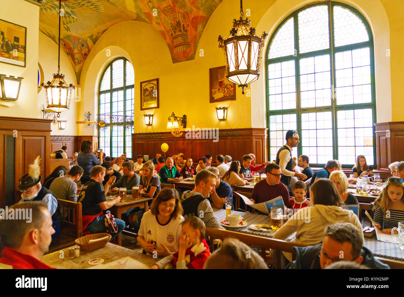 München, Deutschland - 14. Oktober 2017: Einrichtung der wichtigsten Bier Restaurant Hofbräuhaus mit Touristen und Fußball funs Stockfoto