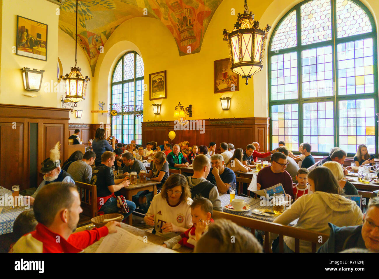 München, Deutschland - 14. Oktober 2017: Einrichtung der wichtigsten Bier Restaurant Hofbräuhaus mit Touristen und Fußball funs Stockfoto