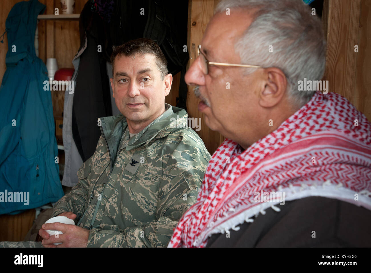 Oberst Warren Hurst, Kommandeur der 123. Die Kentucky der Air National Guard Contingency Response Group, trifft für Kaffee mit einem Schauspieler in der Rolle des Bürgermeisters in der fiktiven Dorf Sabor, Nessor, am 28. März 2012. Hurst war die Teilnahme an der Adler Flagge, eine Übung, die einem bereitgestellten Umgebung bei Joint Base Mc Guire-Dix - Lakehurst, N.J. zu simulieren. (U.S. Air Force Foto von Maj. Dale Greer) Stockfoto