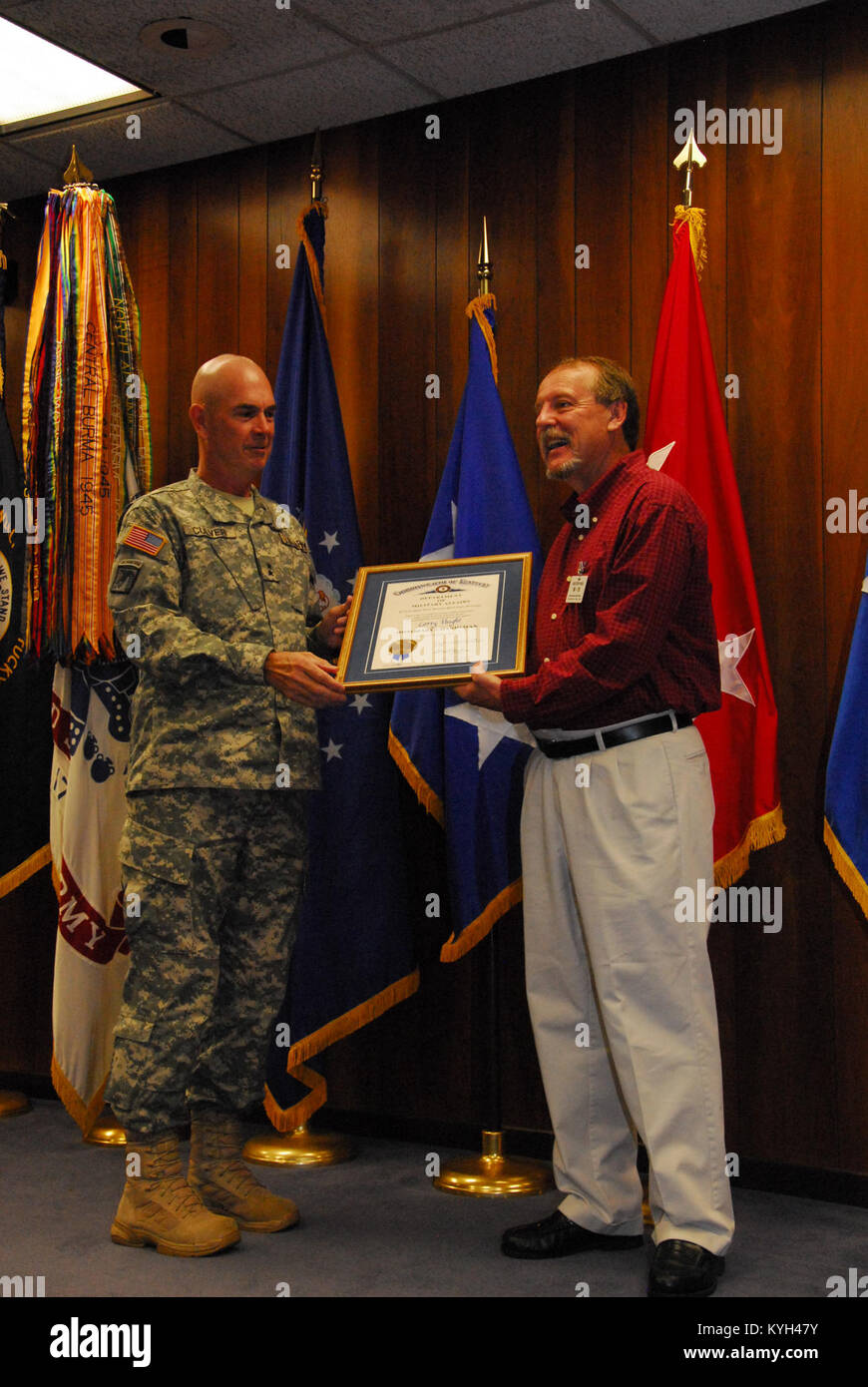 Generalmajor Lonnie Culver, stellvertretender Adjutant General der Kentucky Guard, präsentiert Larry Vaught mit der Ehrendoktorwürde der Scots Guards Zertifikat. Die Kentucky National Guard named KY Hall of Fame Journalist, Larry Vaught, ehrenmitglieder Kentucky Scots Guards, während einer Zeremonie in Frankfort, KY am 26. April. Vaught war die 2012 Zeremonienmeister bei der National Guard Grenze Schüssel. Vaught war auch bei der Förderung und Berichterstattung des vergangenen Sommers USO Montgomery Gentry zeigen Instrumental- und gehosteten Community Outreach auf seiner wöchentlichen Radiosendung. (US Air Force Fotos von Oberstleutnant Kirk Hilbrecht, Public Affairs, Kentucky National Guard Stockfoto