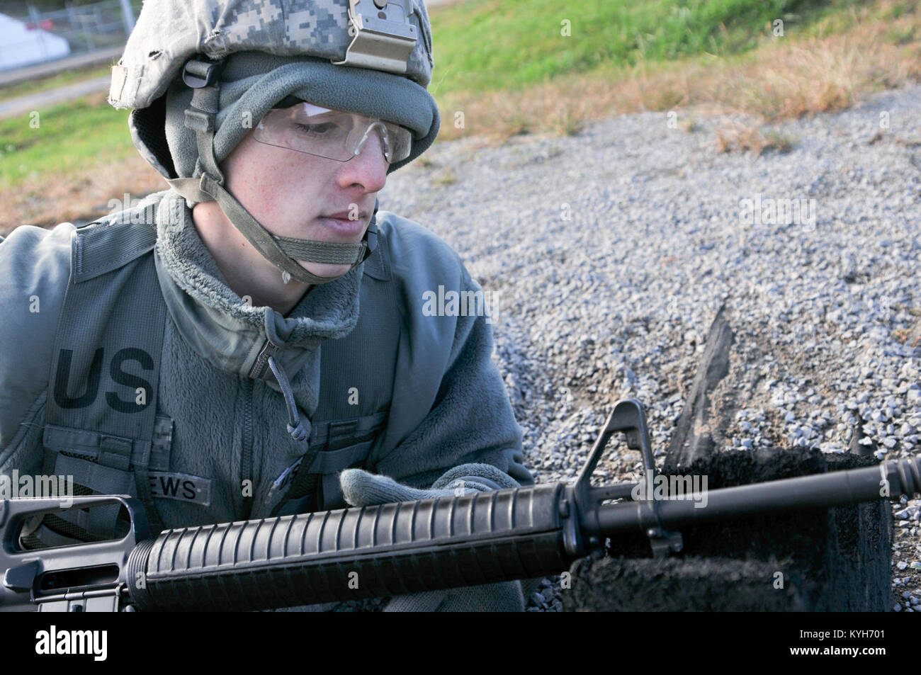 Soldaten aus Kentucky Army National Guard 751st Truppe Befehl Verhalten einzelner Waffen Qualifikation Wendell H. Ford regionalen Ausbildungszentrums in Greenville, Ky., Okt. 27, 2012. (U.S. Armee Foto von Sgt. Cody Stagner, 133 Mobile Public Affairs Ablösung/Freigegeben) Stockfoto