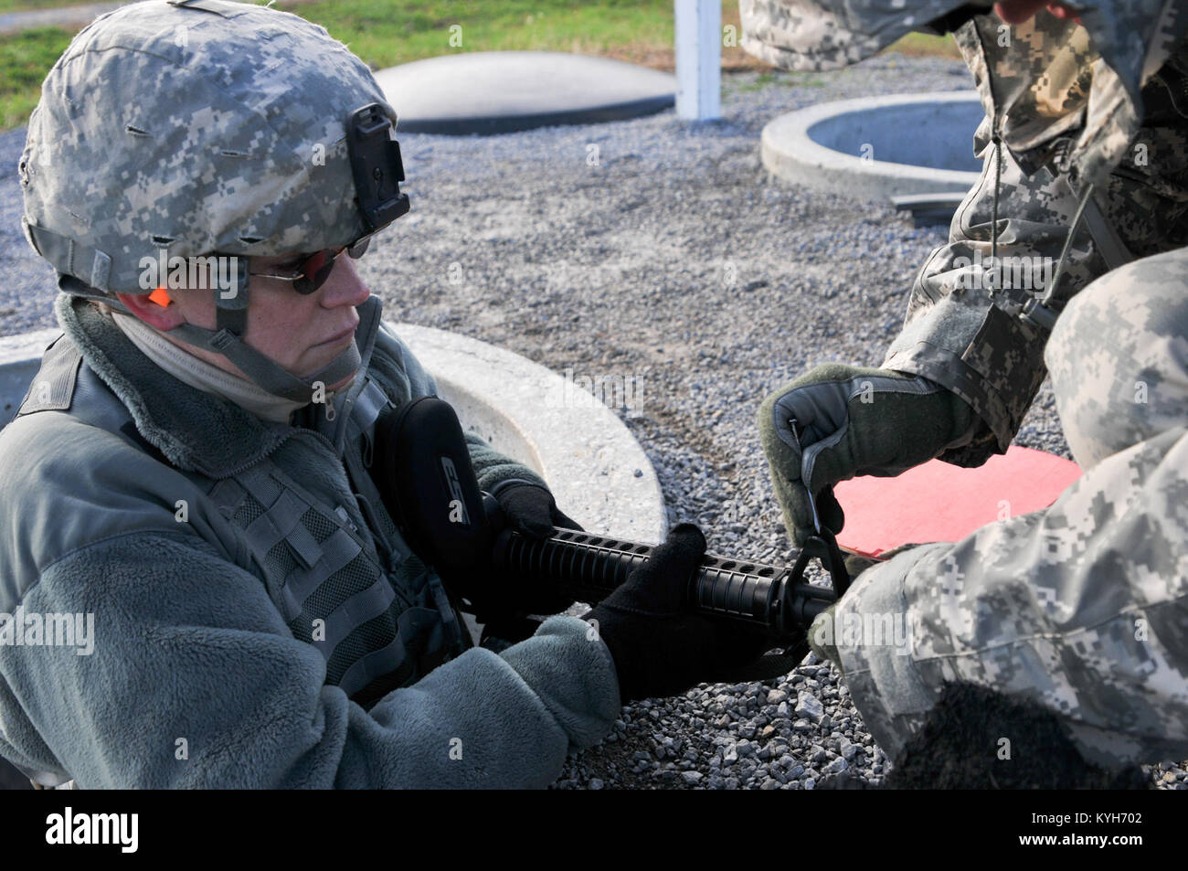 Soldaten aus Kentucky Army National Guard 751st Truppe Befehl Verhalten einzelner Waffen Qualifikation Wendell H. Ford regionalen Ausbildungszentrums in Greenville, Ky., Okt. 27, 2012. (U.S. Armee Foto von Sgt. Cody Stagner, 133 Mobile Public Affairs Ablösung/Freigegeben) Stockfoto