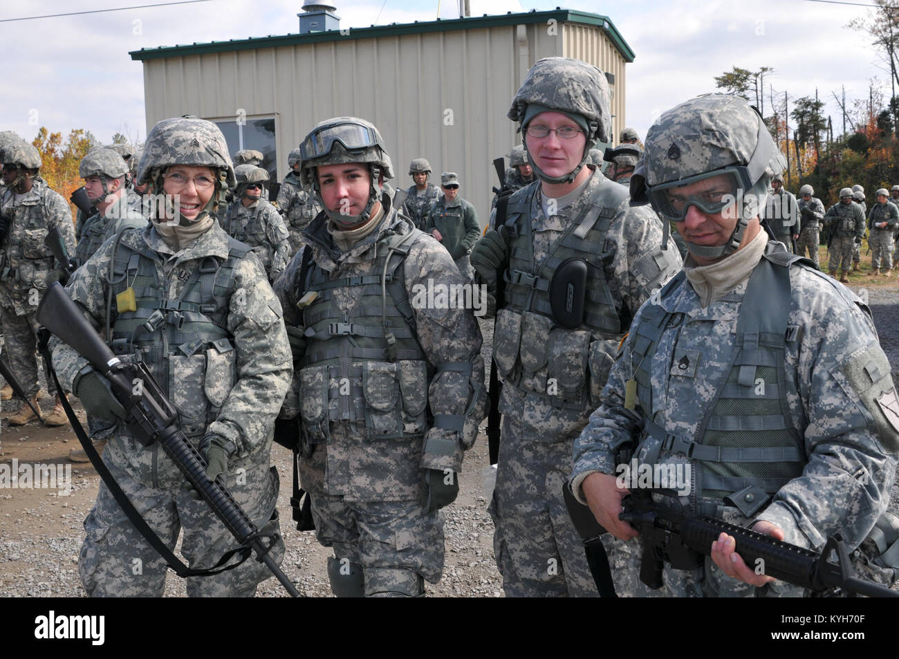 Soldaten aus Kentucky Army National Guard 751st Truppe Befehl Verhalten einzelner Waffen Qualifikation Wendell H. Ford regionalen Ausbildungszentrums in Greenville, Ky., Okt. 27, 2012. (U.S. Armee Foto von Sgt. Cody Stagner, 133 Mobile Public Affairs Ablösung/Freigegeben) Stockfoto