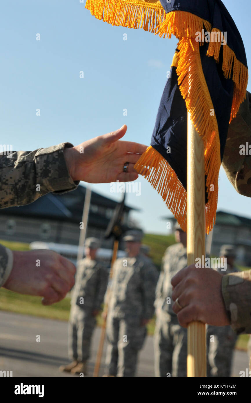 Die 751St Truppe Befehl guidon übergibt die Hände während eines Befehls Zeremonie an Wendell H. Ford regionalen Ausbildungszentrums in Greenville, Ky., Okt. 27, 2012. Die Zeremonie begrüßte Oberstleutnant Scott C. Thomas als neuen Bataillons Kommandant der 751 st. (U.S. Armee Foto von Sgt. Cody Stagner, 133 Mobile Public Affairs Ablösung/Freigegeben) Stockfoto