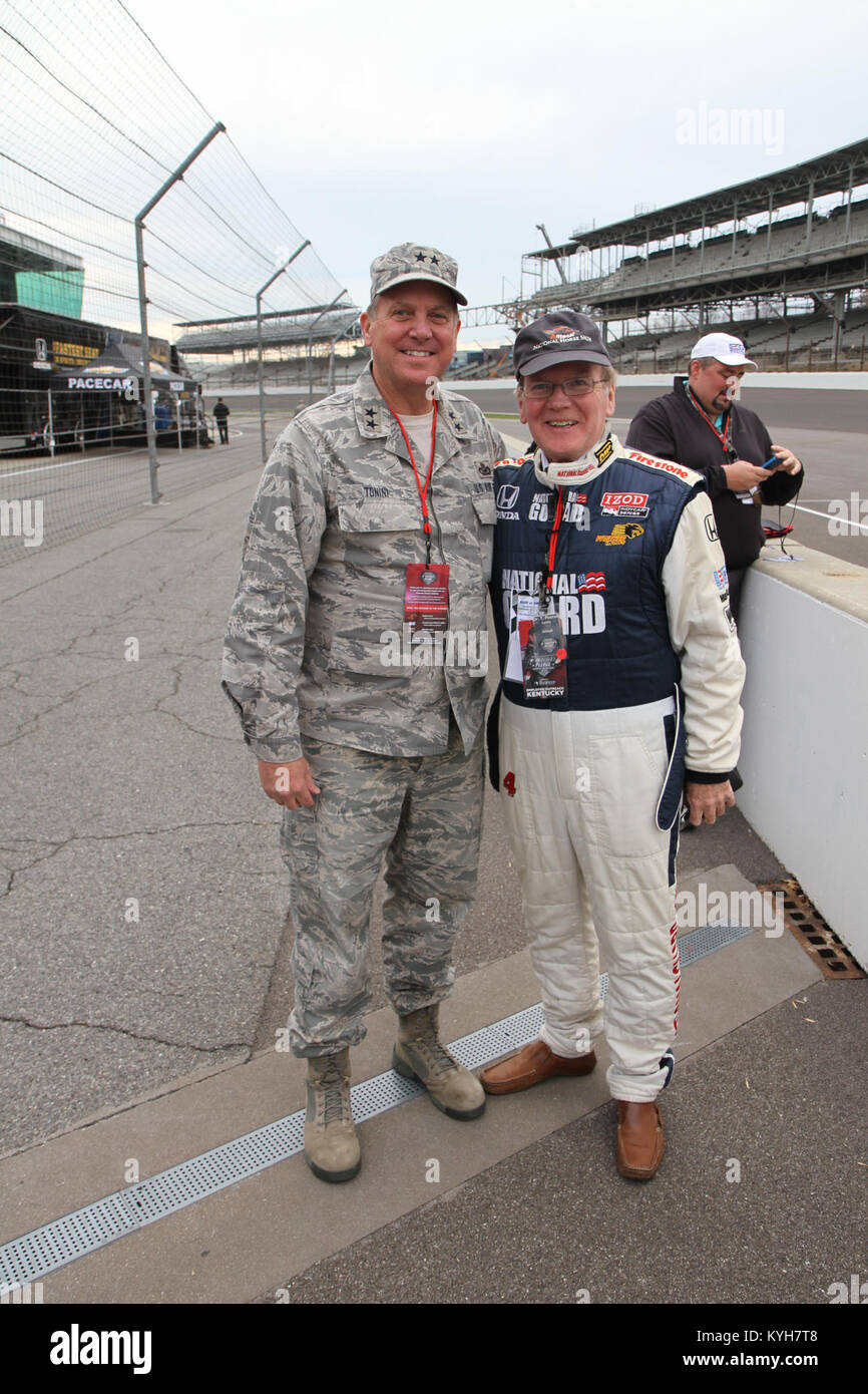 INDIANAPOLIS Motor Speedway, IN (November 19, 2012) - Dr. Pearse Lyons, Gründer und Präsident von Alltech, steht mit Generalmajor Edward Tonini, Adjutant General von Kentucky, vor Dr. Lyon tandem Indycar racing erleben. Die esgr Civic Leaders' Programm beinhaltete eine C-130 Flug nach Camp Atterbury Kentucky Guard Truppen in die Ausbildung zu schauen, eine Blackhawk Flug in die Indy 500 Motor Speedway eine Indy-tandem Fahrt in einem nationalen Schutz Auto und Schlüssel Briefings aus dem esgr Beamten zu erhalten. (Fotos durch Oberstleutnant Kirk Hilbrecht, Direktor für Öffentliche Angelegenheiten, Kentucky National Guard) Stockfoto