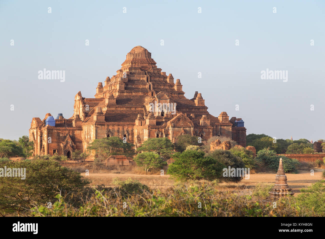 Alter und beschädigter Dhammayangyi Tempel in Bagan, Myanmar (Burma) an einem sonnigen Tag. Stockfoto