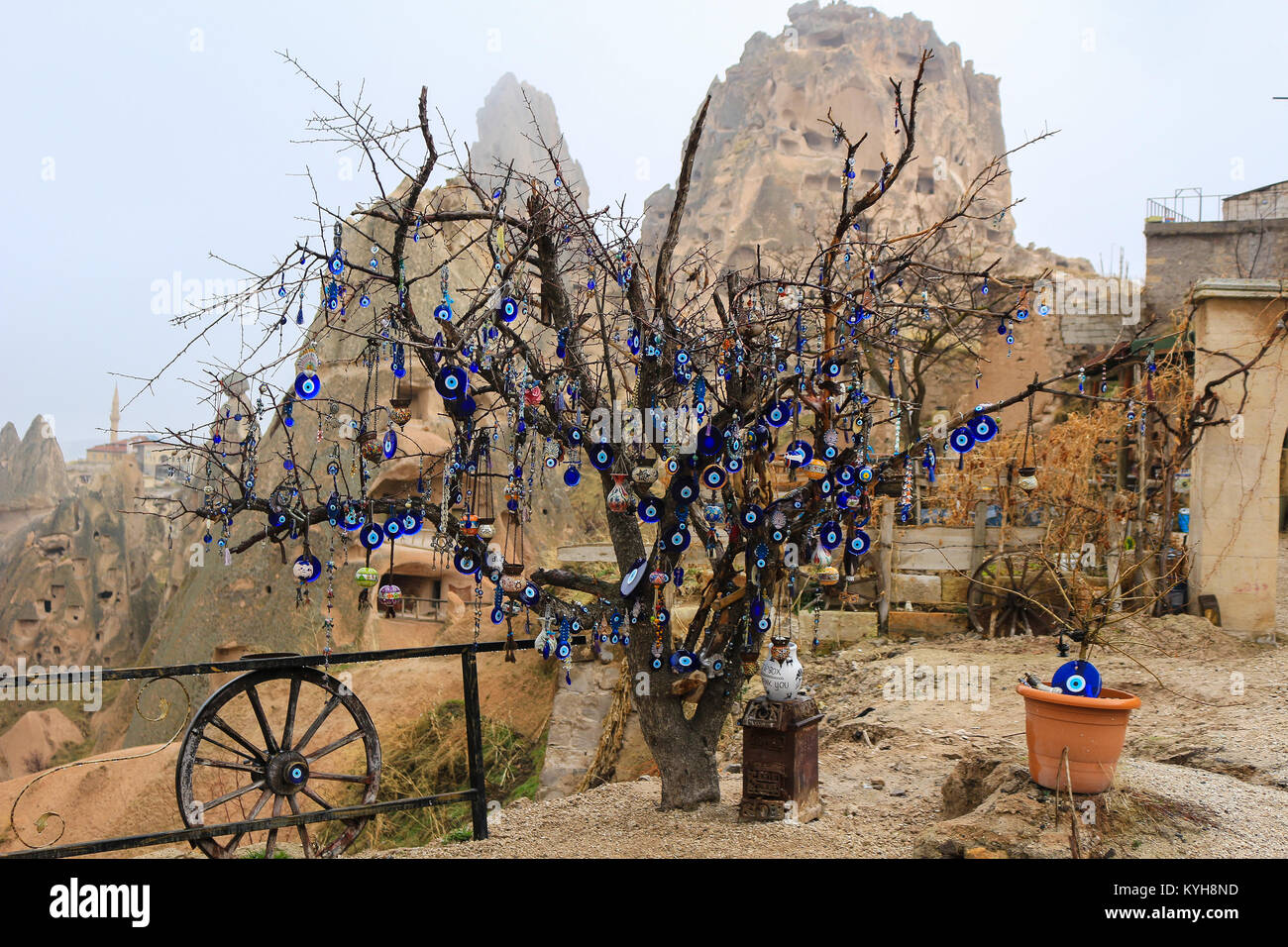 Glas blau Nazars, Amulette gegen den bösen Blick hing die Zweige eines Baumes im Regen in Kappadokien Türkei Stockfoto