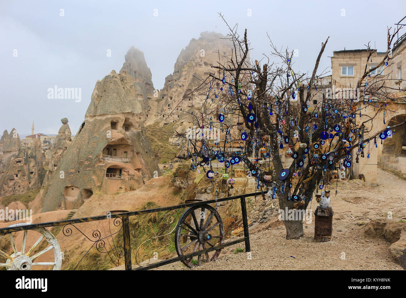 Glas blau Nazars, Amulette gegen den bösen Blick hing die Zweige eines Baumes im Regen in Kappadokien Türkei Stockfoto