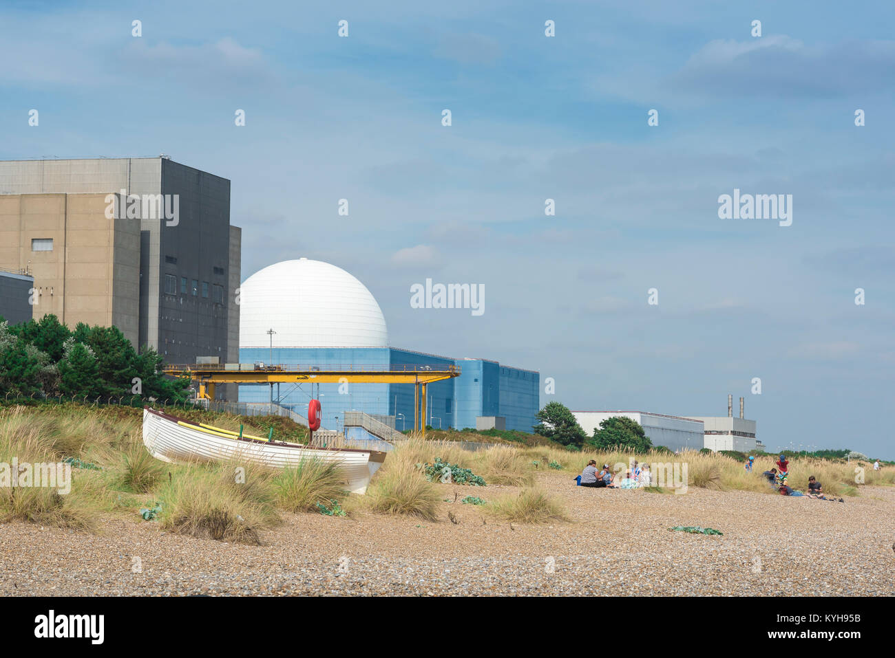 Suffolk Beach Sommer, Blick auf Familien, die ein Picknick auf einem Sandstrand in der Nähe des Kernkraftwerks Sizewell an der Suffolk Küste, England, Großbritannien. Stockfoto