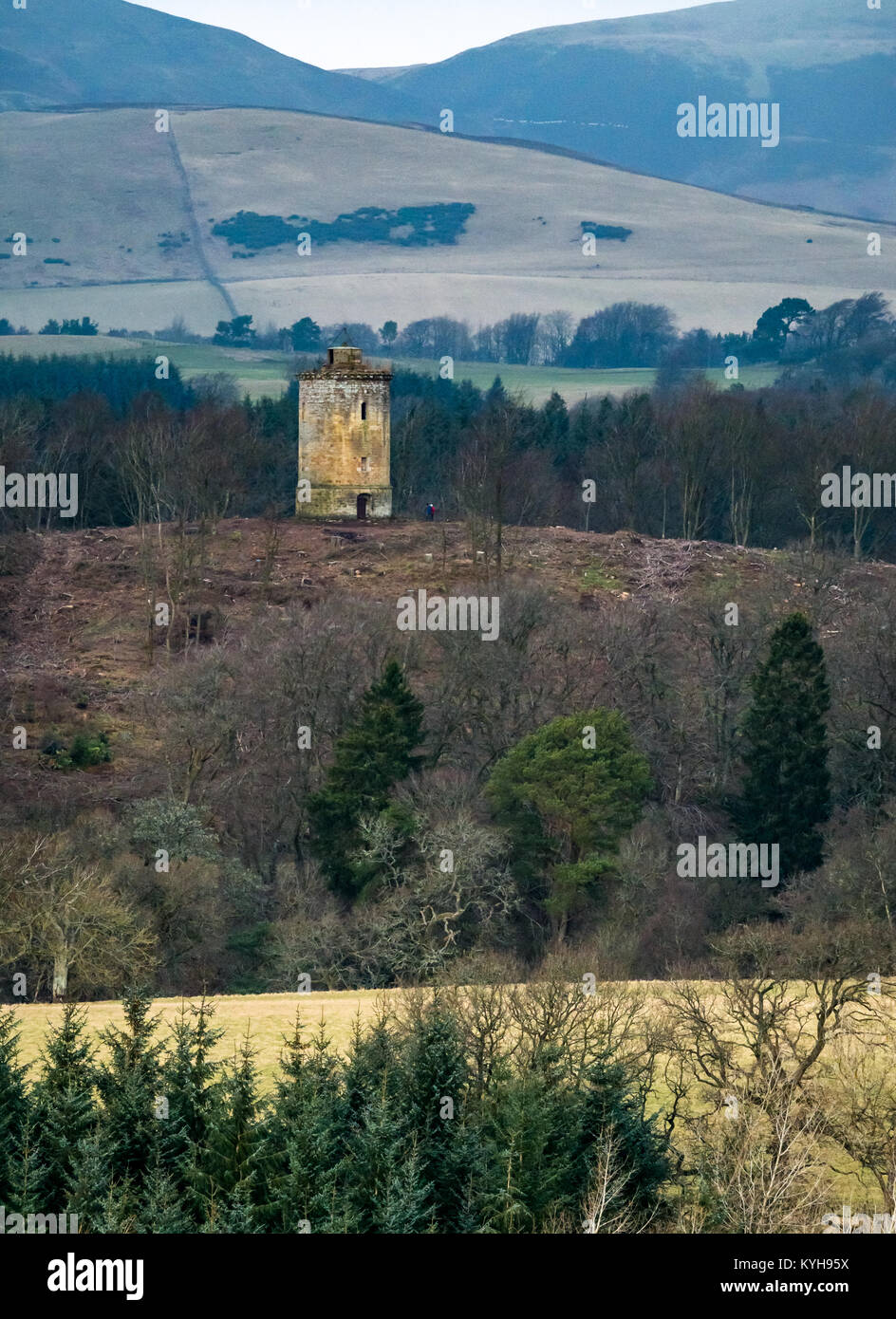 Blick auf den Knights Law Tower, den aus dem 18. Jahrhundert stammenden Rundstein belvedere und Dovecot, Penicuik Estate, Midlothian, Schottland, Großbritannien, am Wintertag Stockfoto