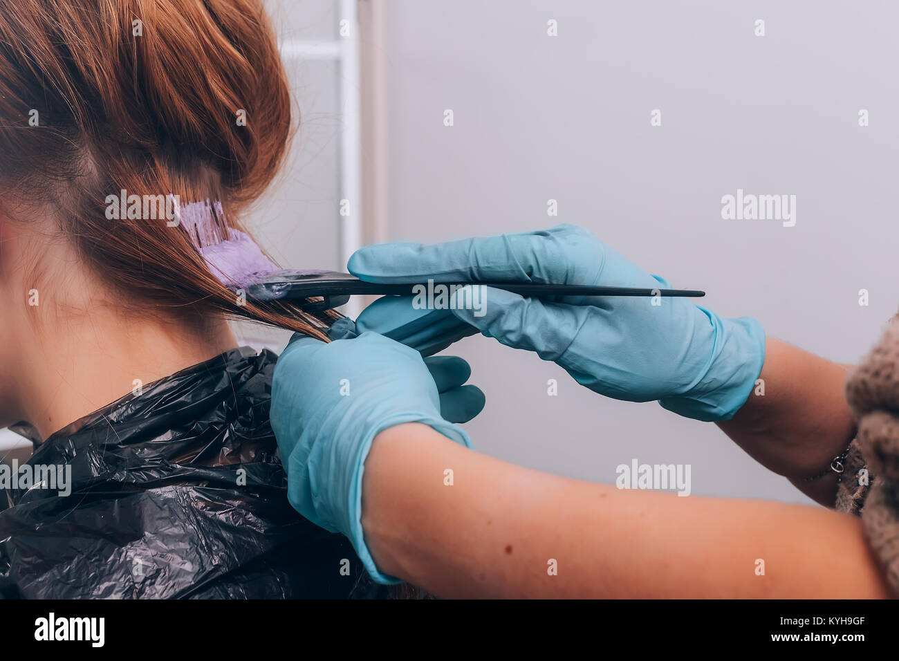 Professionelle Friseur färben Haare ihrer Kunden im Salon. Selektive konzentrieren. Stockfoto