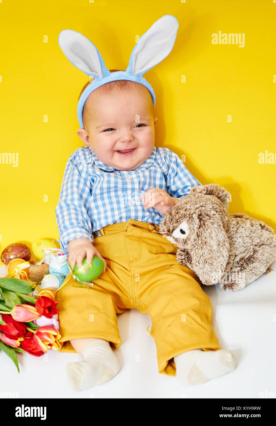 Happy Baby Boy mit Hasenohren Stockfoto