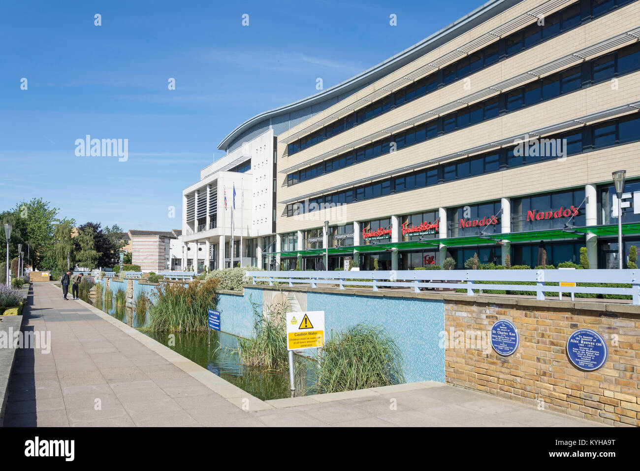 Stadthalle, Wassergärten, College Square, Harlow, Essex, England, Vereinigtes Königreich Stockfoto