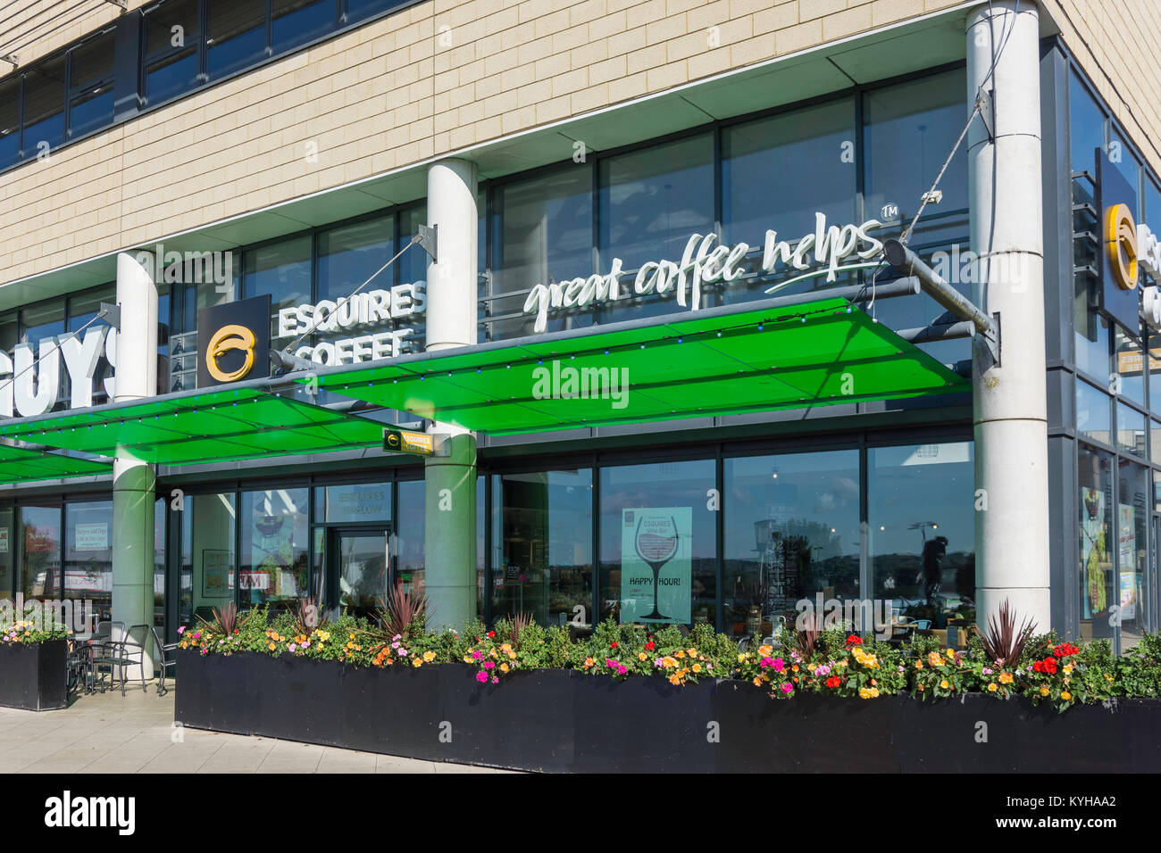 Esquires Coffee Shop, Civic Center, das Wasser Gärten, College Square, Harlow, Essex, England, Vereinigtes Königreich Stockfoto
