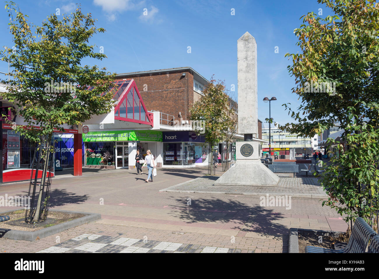 Neue Stadt Denkmal auf breiten Fußweg, der Harvey Einkaufszentrum, Harlow, Essex, England, Vereinigtes Königreich Stockfoto