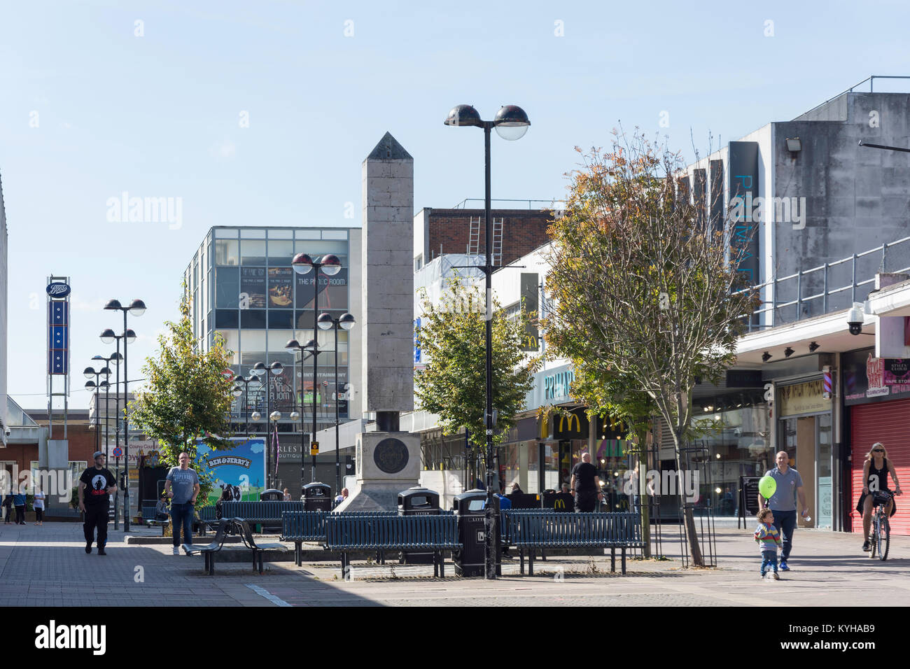 Neue Stadt Denkmal auf breiten Fußweg, der Harvey Einkaufszentrum, Harlow, Essex, England, Vereinigtes Königreich Stockfoto